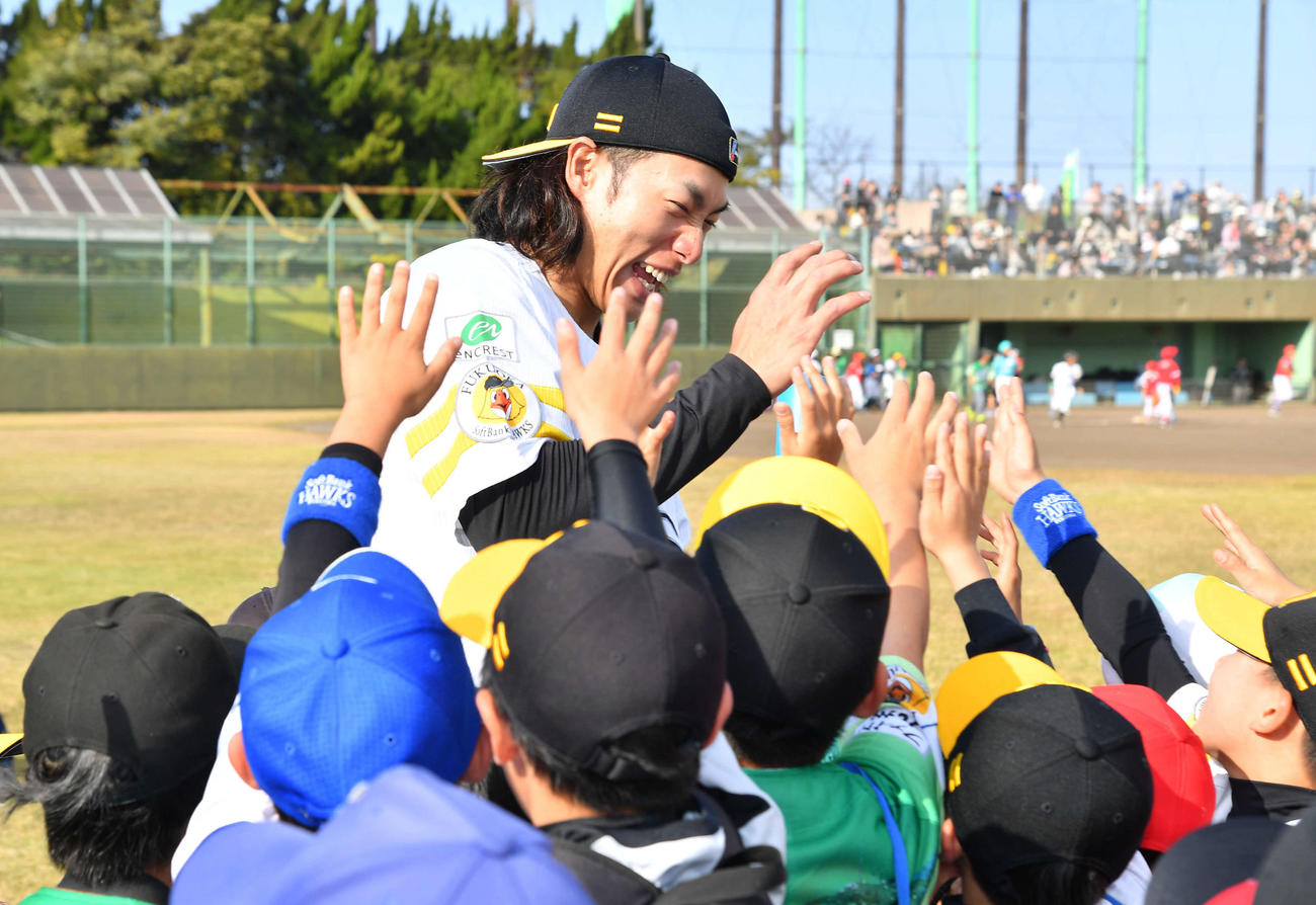 野球教室で子どもたちから質問攻めにあう柳田（撮影・岩下翔太）