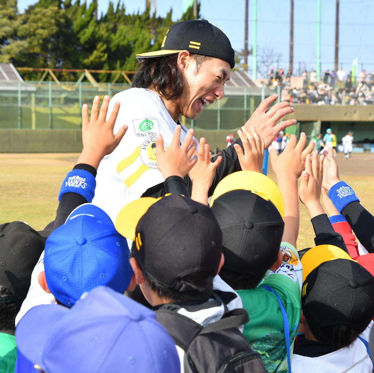 野球教室で子どもたちから質問攻めにあう柳田（撮影・岩下翔太）