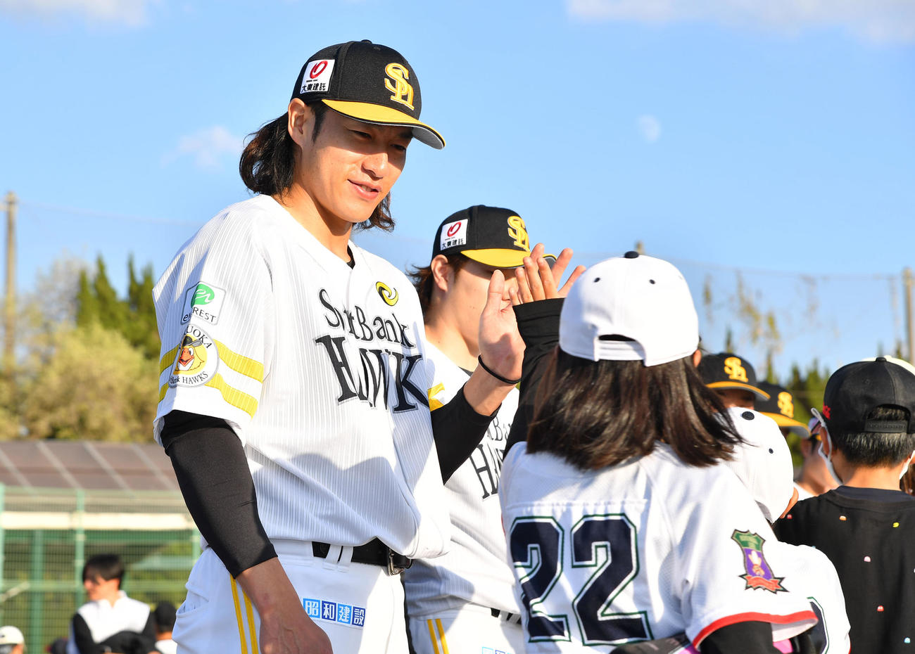野球教室を終え、子どもたちとハイタッチする柳田（撮影・岩下翔太）