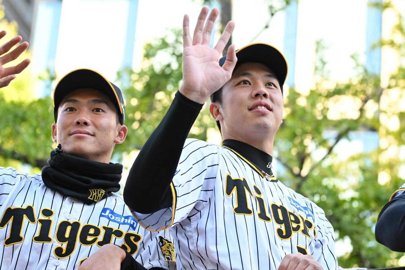 大阪御堂筋パレードを行う阪神湯浅（左）、才木（撮影・清水貴仁）