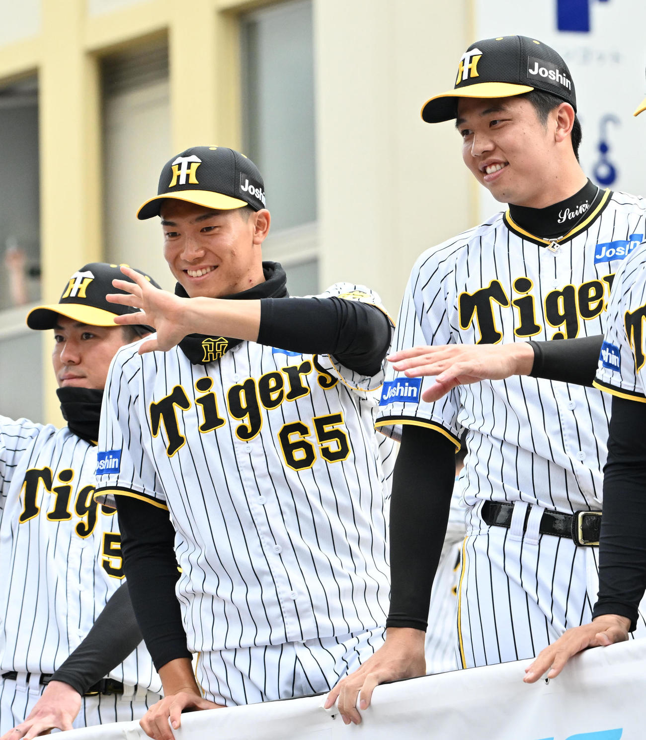 ファンに手を振る湯浅（中央）、才木（右）（撮影・石井愛子）