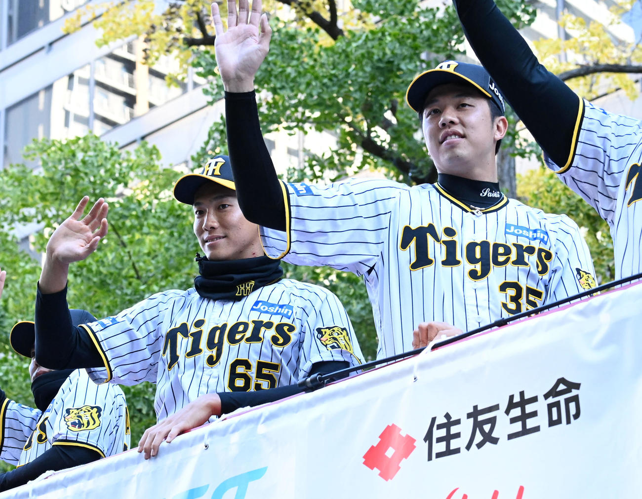 大阪での優勝パレードでファンの声援に応える才木（右）と湯浅（撮影・前岡正明）