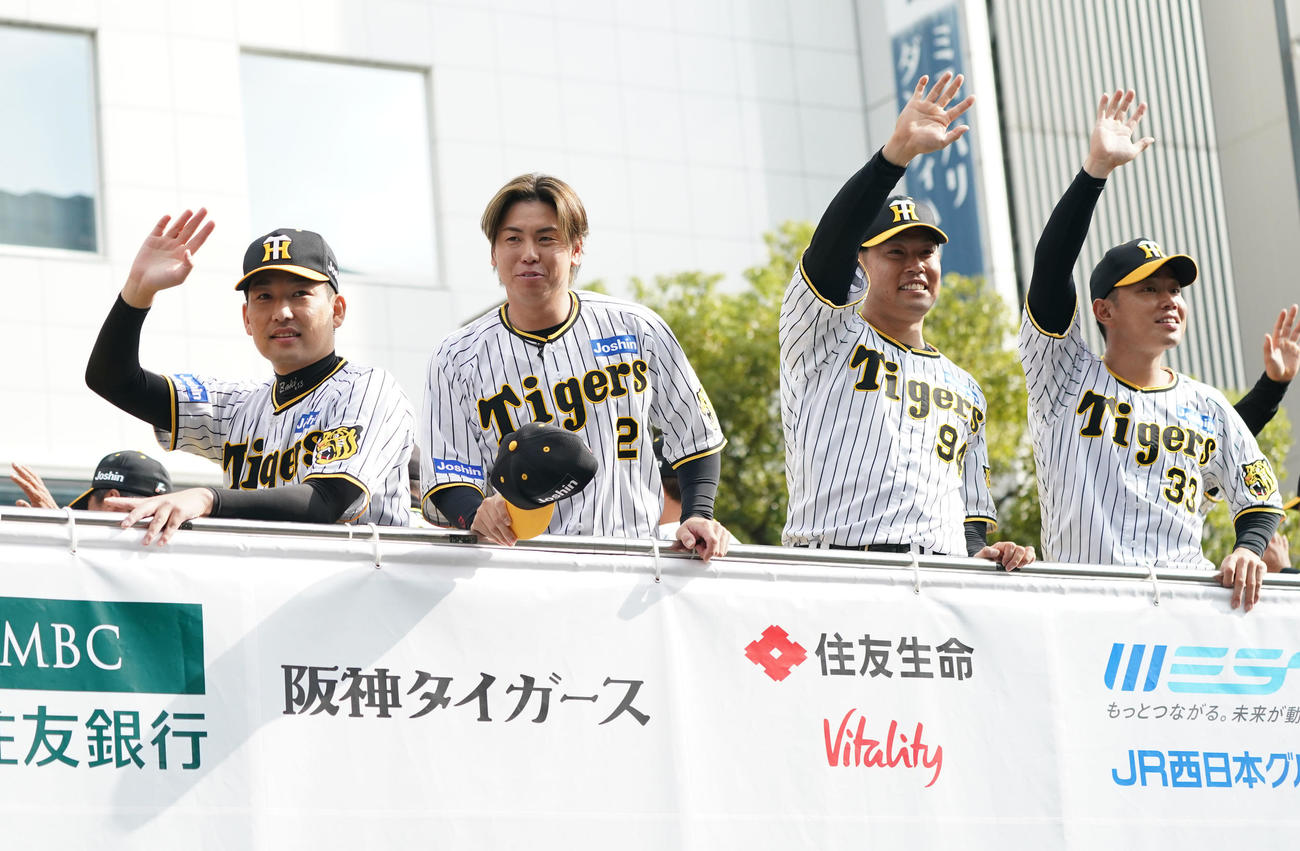 詰めかけたファンに手を振る（左から）岩崎、梅野、原口、糸原（撮影・森本幸一）