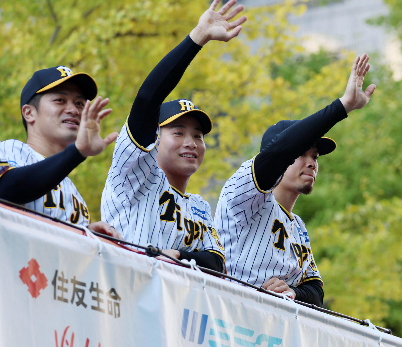 沿道に集まった多くのファンに手を振る木浪。左は坂本、右は佐藤輝（撮影・加藤哉）