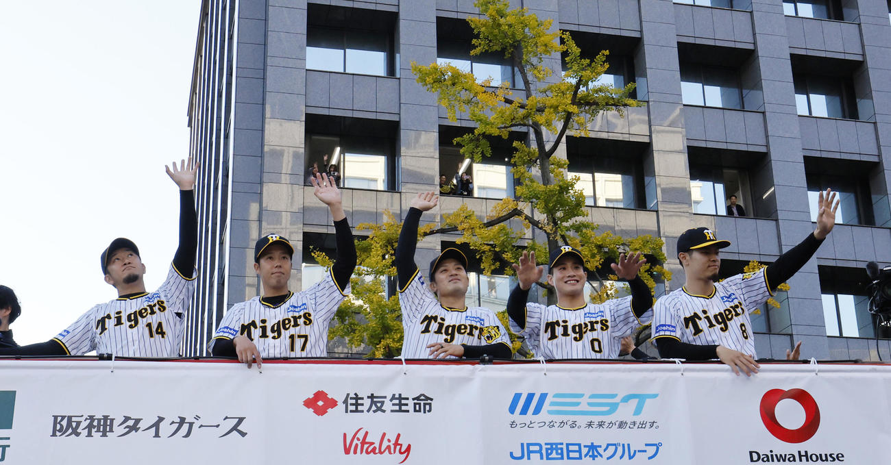 優勝パレードで、沿道のファンに手を振る（左から）阪神岩貞、青柳、坂本、木浪、佐藤輝（撮影・藤尾明華）