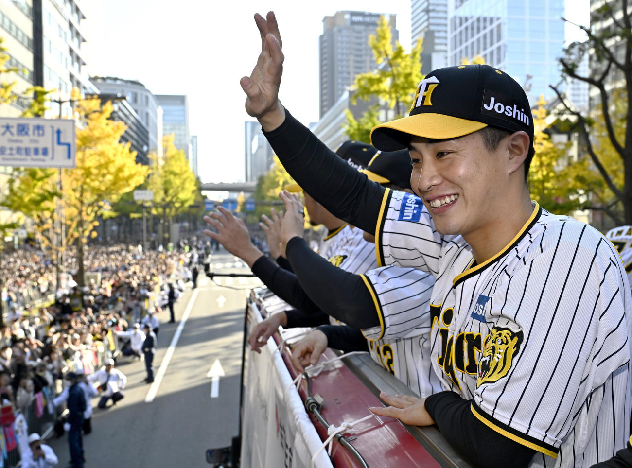 大阪・御堂筋での優勝パレードで、手を振る木浪（代表撮影）