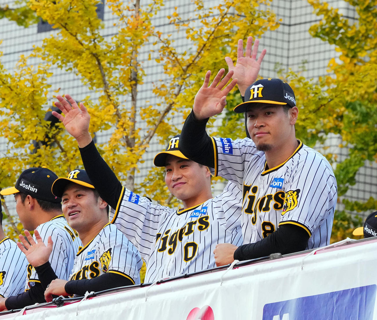 優勝パレードで、沿道のファンに手を振る（左から）阪神坂本、木浪、佐藤輝（撮影・藤尾明華）