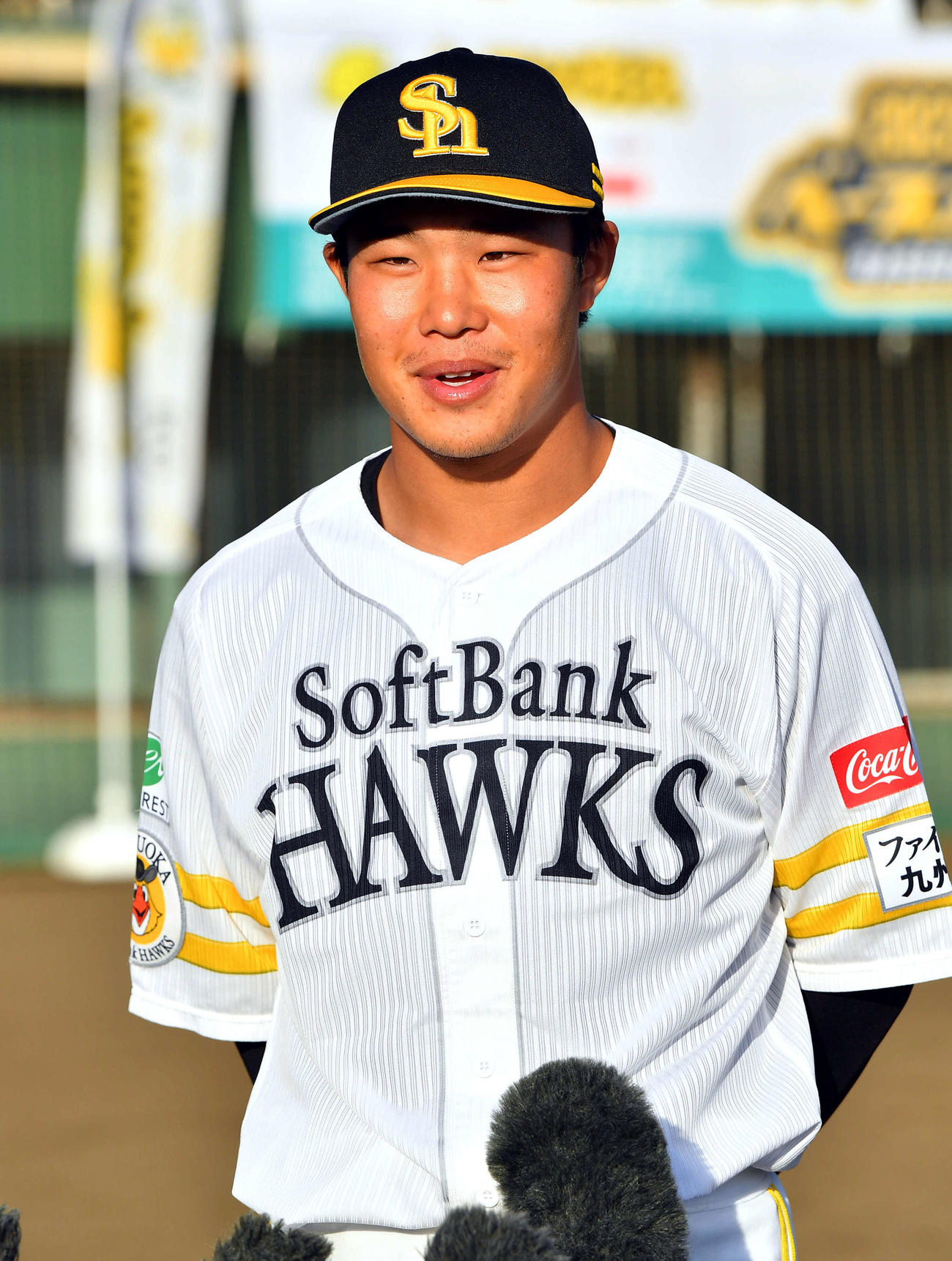 野球教室を終えて囲み取材を受ける井上（撮影・岩下翔太）