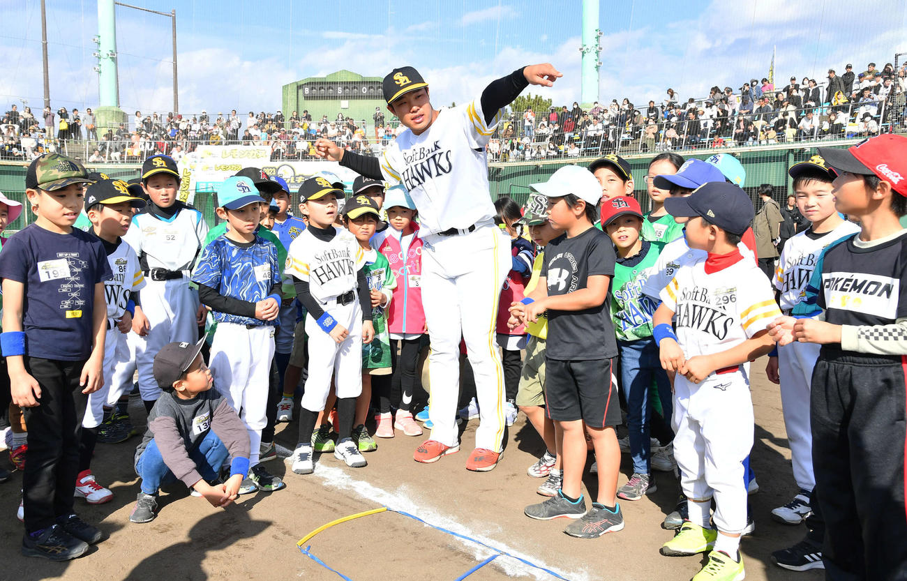 野球教室で子どもたちに説明をする井上（撮影・岩下翔太）