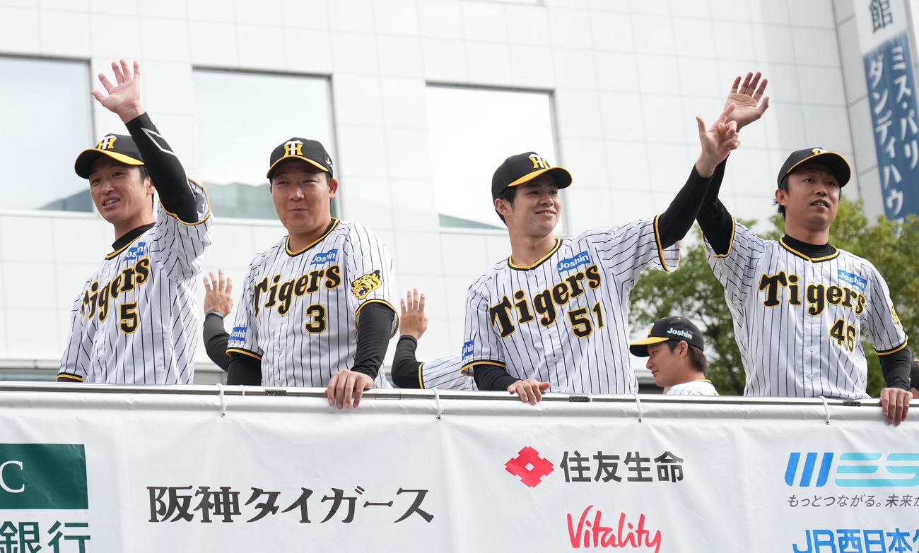 詰めかけたファンに手を振る（手前・左から）近本、大山、中野、島本（撮影・森本幸一）