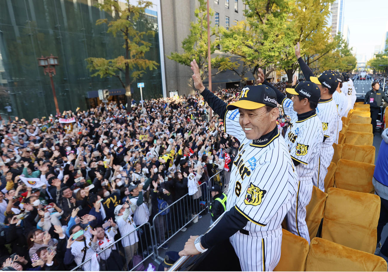 優勝パレードで、沿道のファンに手を振る（左から）阪神前川、伊藤将、岩崎、梅野、糸原、原口（代表撮影）