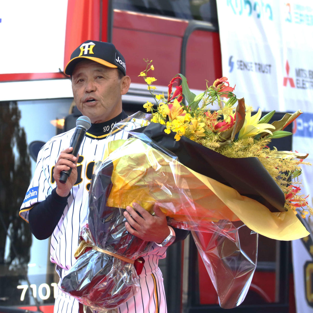 オープニングセレモニーであいさつする阪神・岡田監督（撮影・村松万里子）