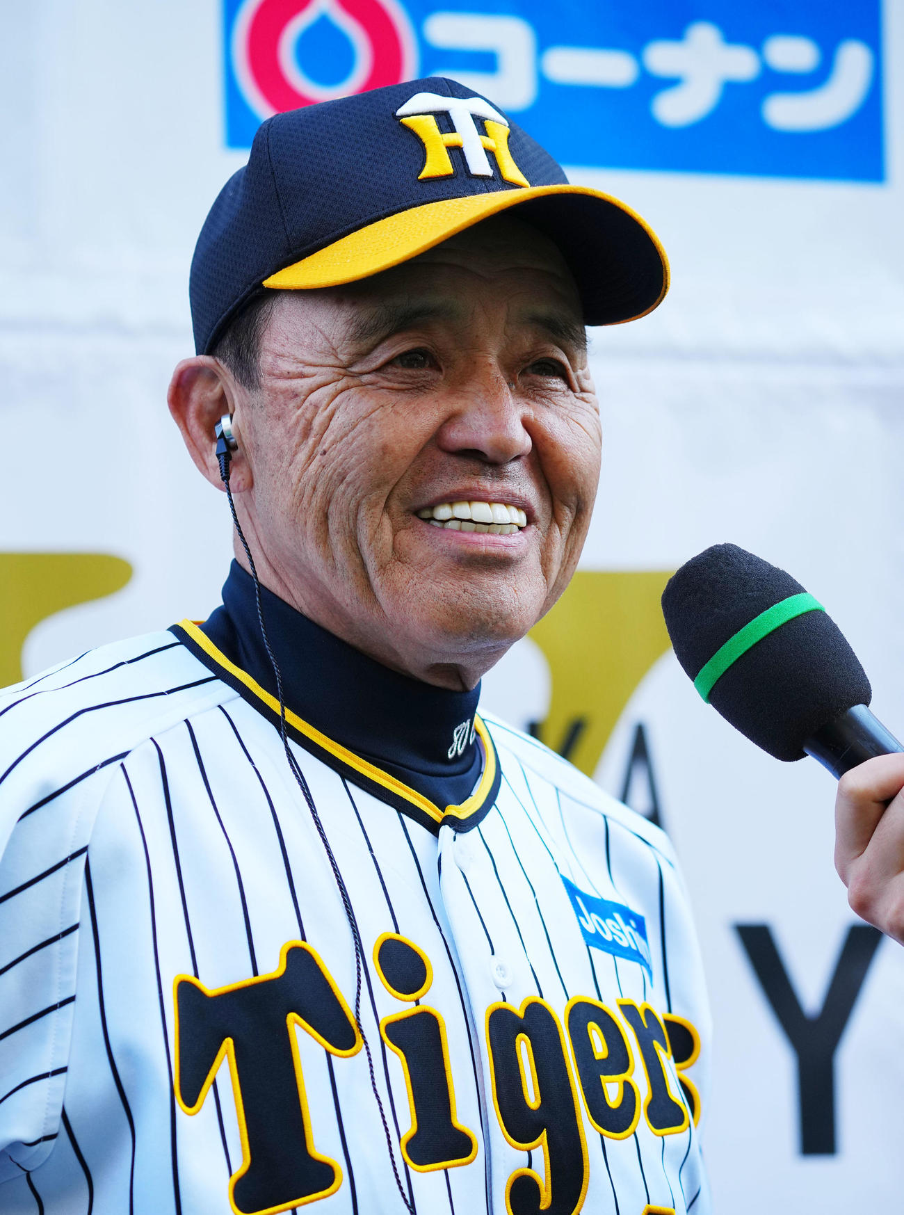 優勝パレードを終え、取材に応じる阪神岡田監督（撮影・藤尾明華）