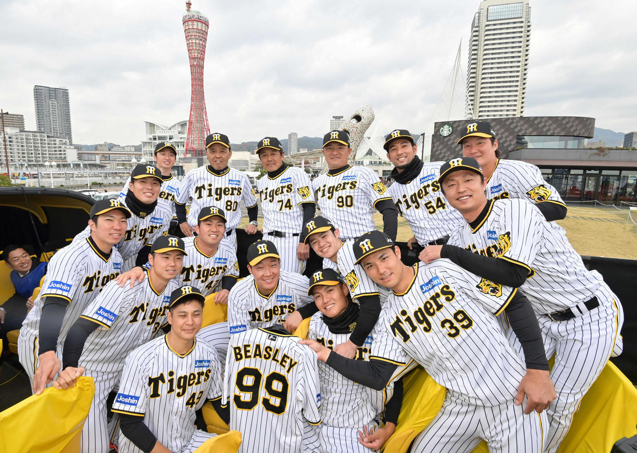 パレード車で、ビーズリーのユニホームと記念写真に納まる阪神ナイン（代表撮影）