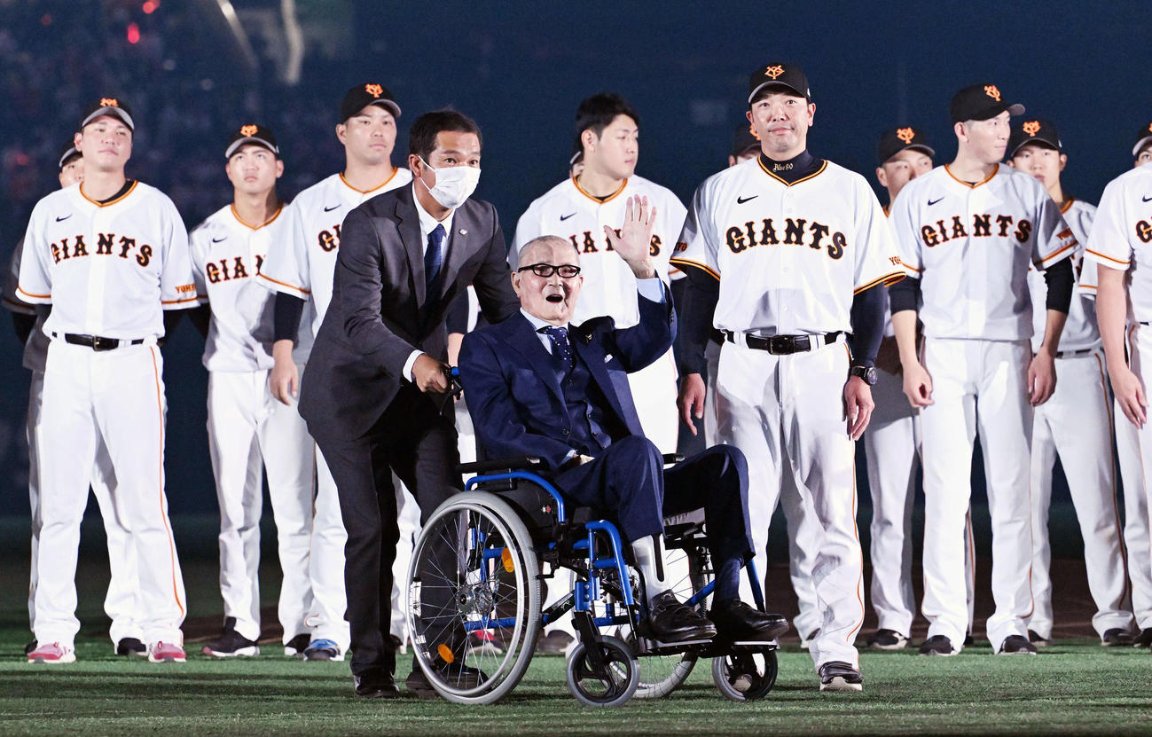 フィナーレに登場した長嶋巨人終身名誉監督（手前中央）はファンに手を振る（撮影・滝沢徹郎）