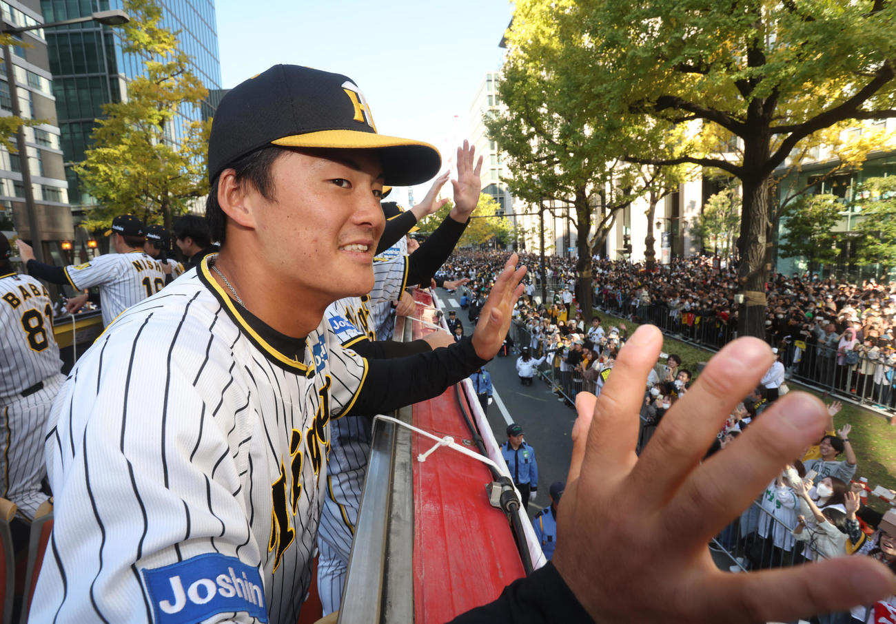 大阪・御堂筋での優勝パレードで、手を振る阪神前川（代表撮影）