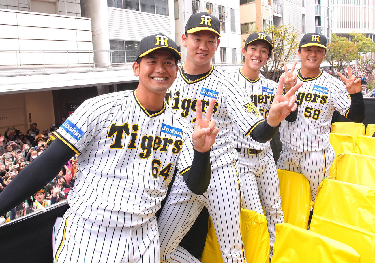 記念撮影を行う、左から岡留、及川、富田、前川（代表撮影）