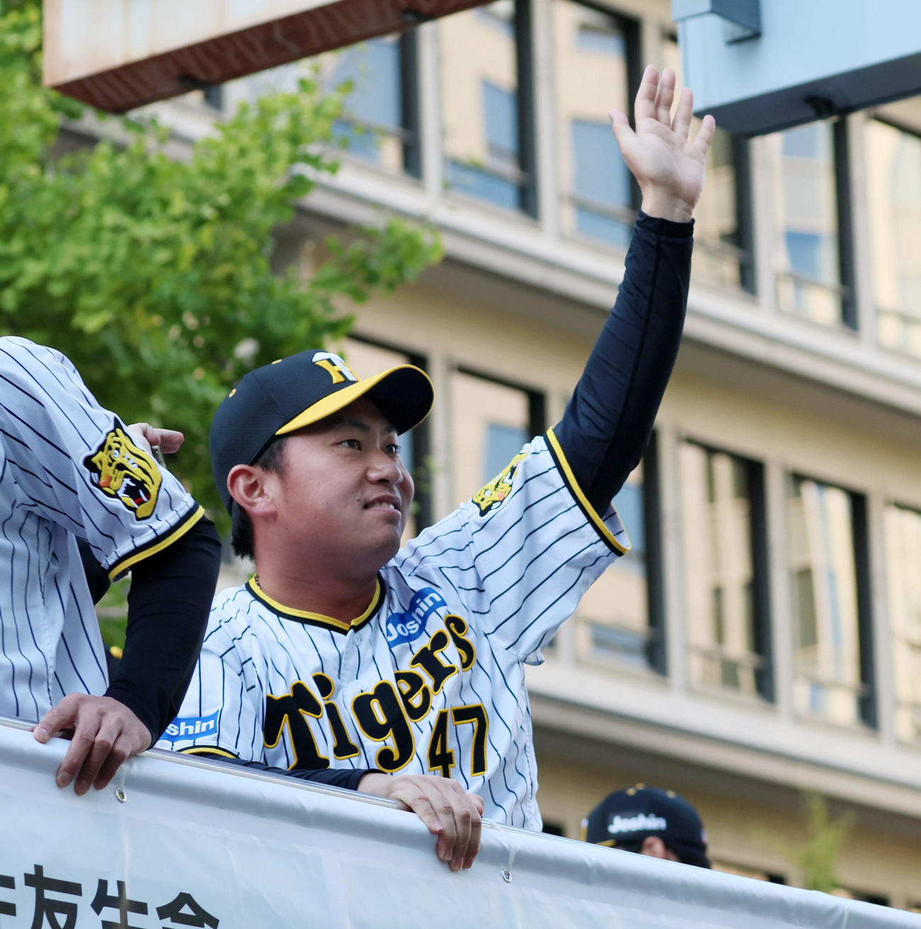 沿道に集まった多くのファンに手を振る桐敷（撮影・加藤哉）
