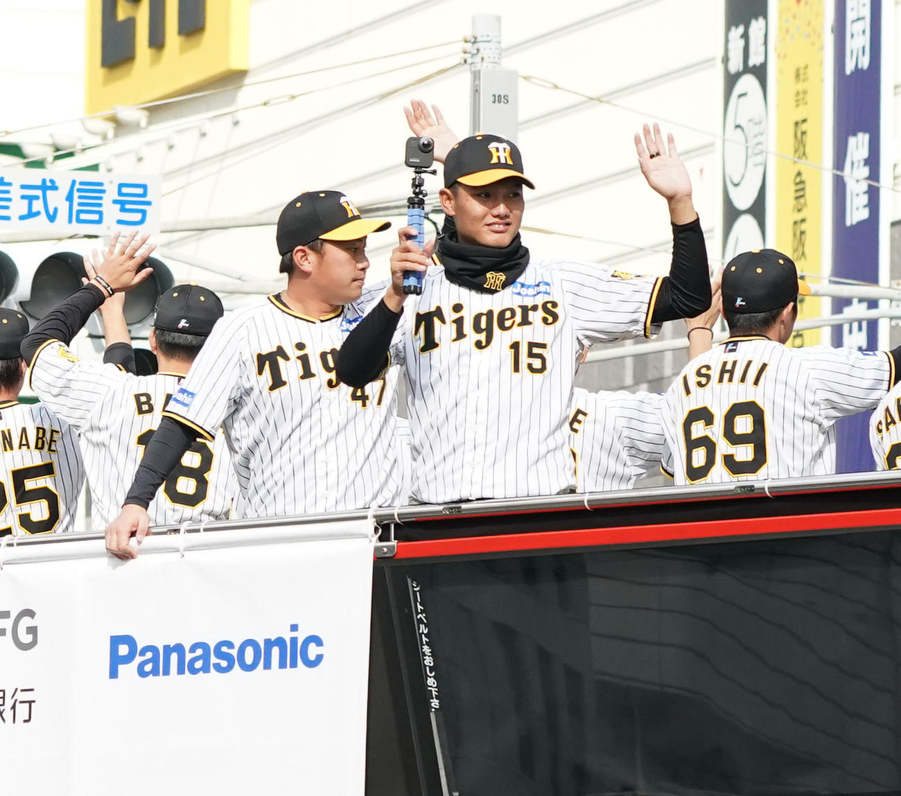 詰めかけたファンに手を振る（手前・左から）桐敷、西純（撮影・森本幸一）