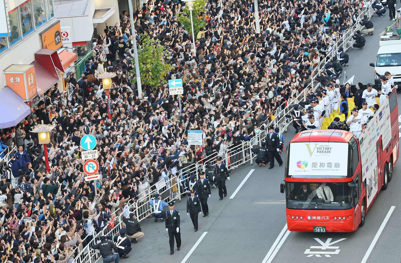 大勢のファンの歓声を受けながら神戸でVパレードをするオリックスナイン（撮影・上田博志）