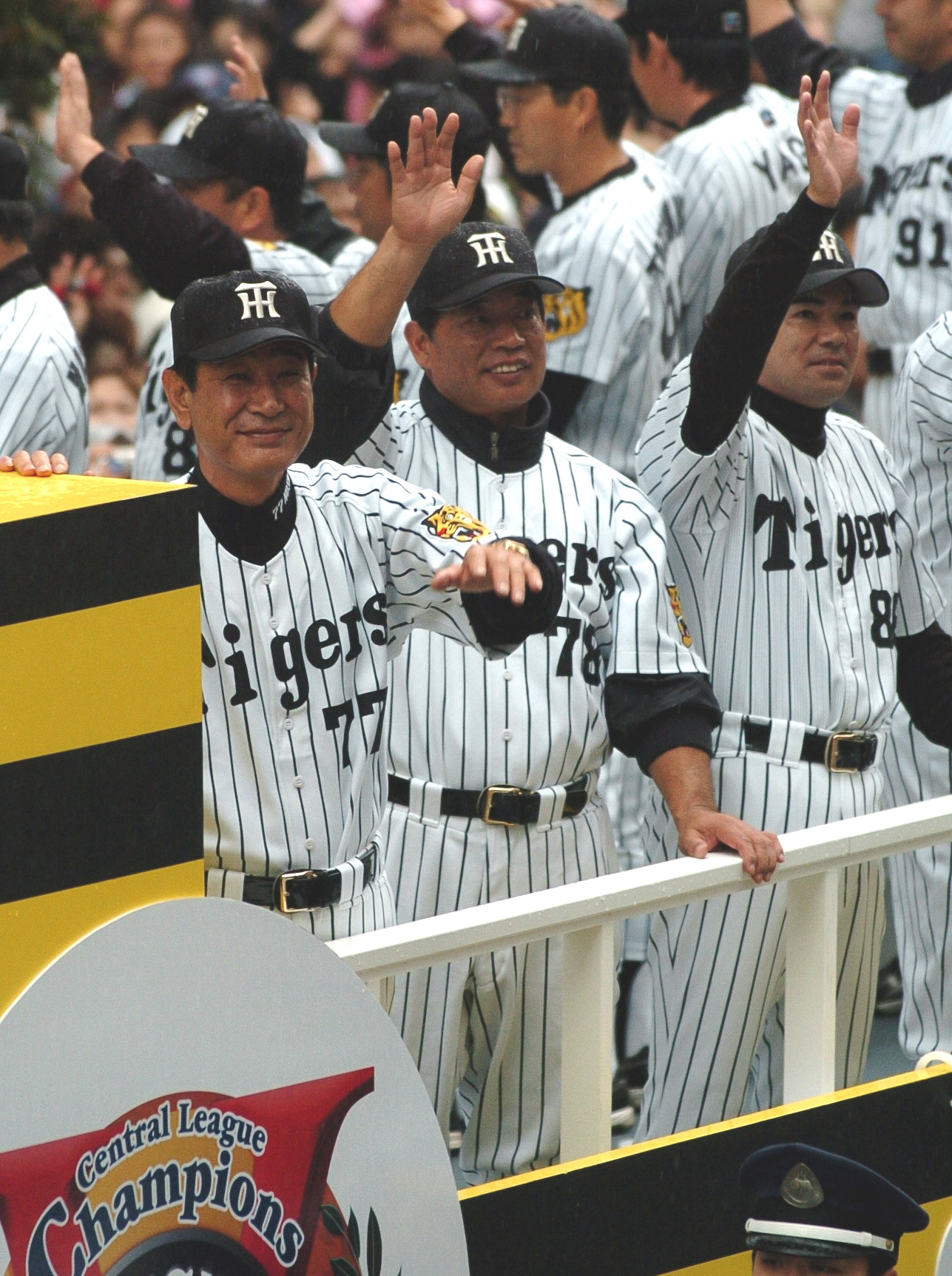 03年11月、阪神のリーグ優勝パレードで星野監督（左）と並んで手を振る島野コーチ。右は和田コーチ