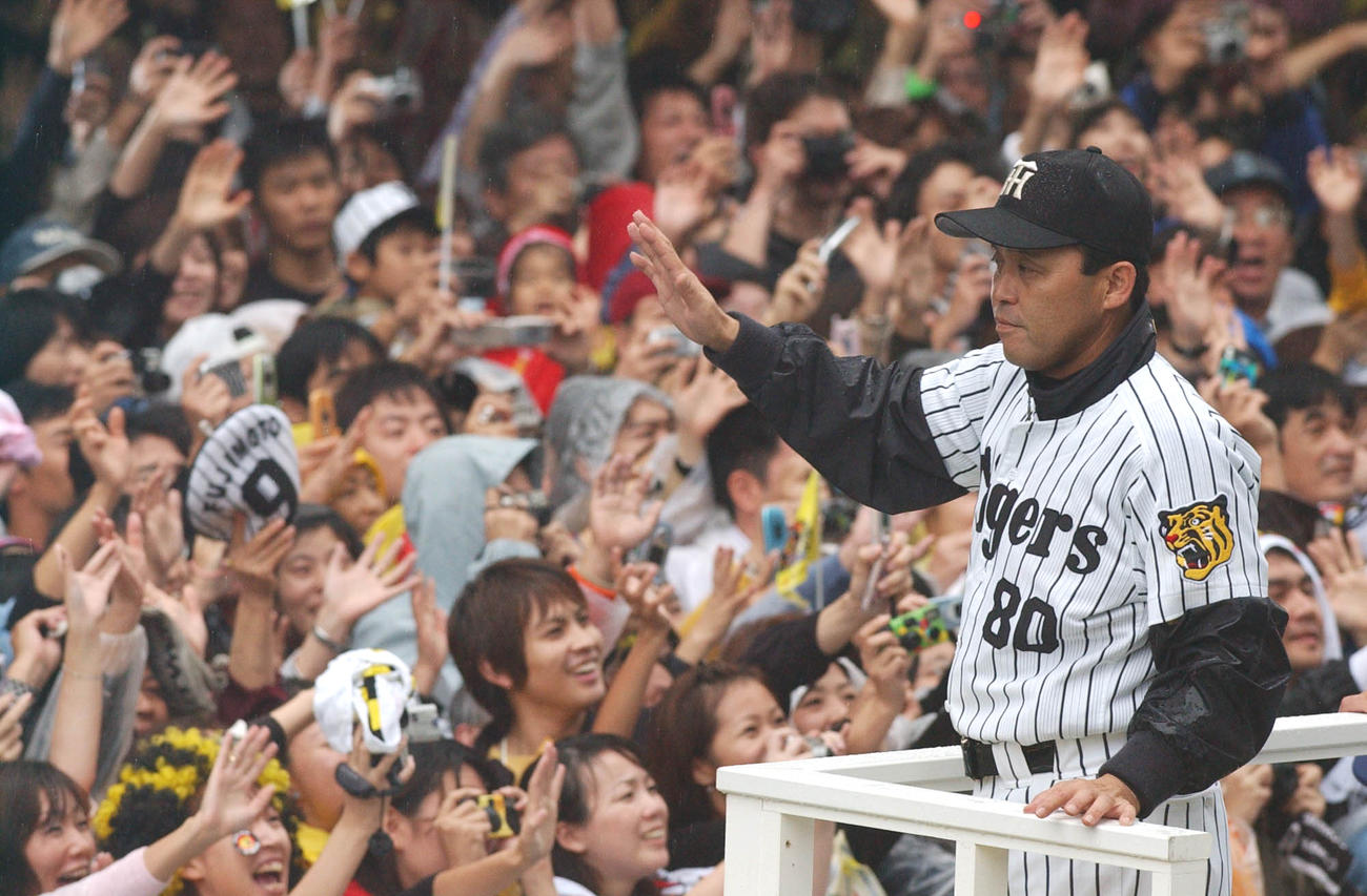 03年11月、阪神のリーグ優勝パレードで手を振る岡田コーチ（現監督）