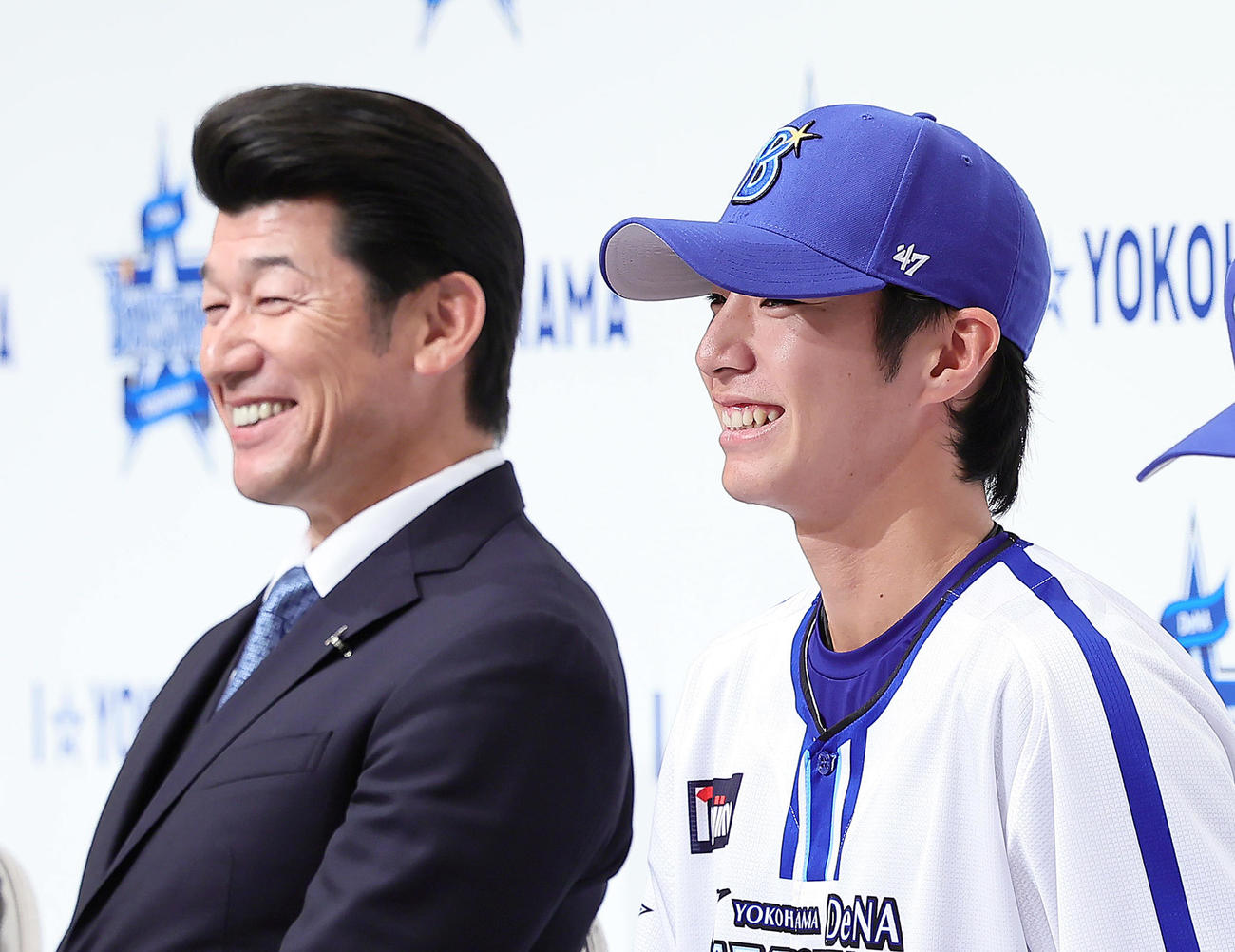 DeNA新入団選手発表会で笑顔を見せるドラフト1位度会（右）。左は三浦監督（撮影・足立雅史）