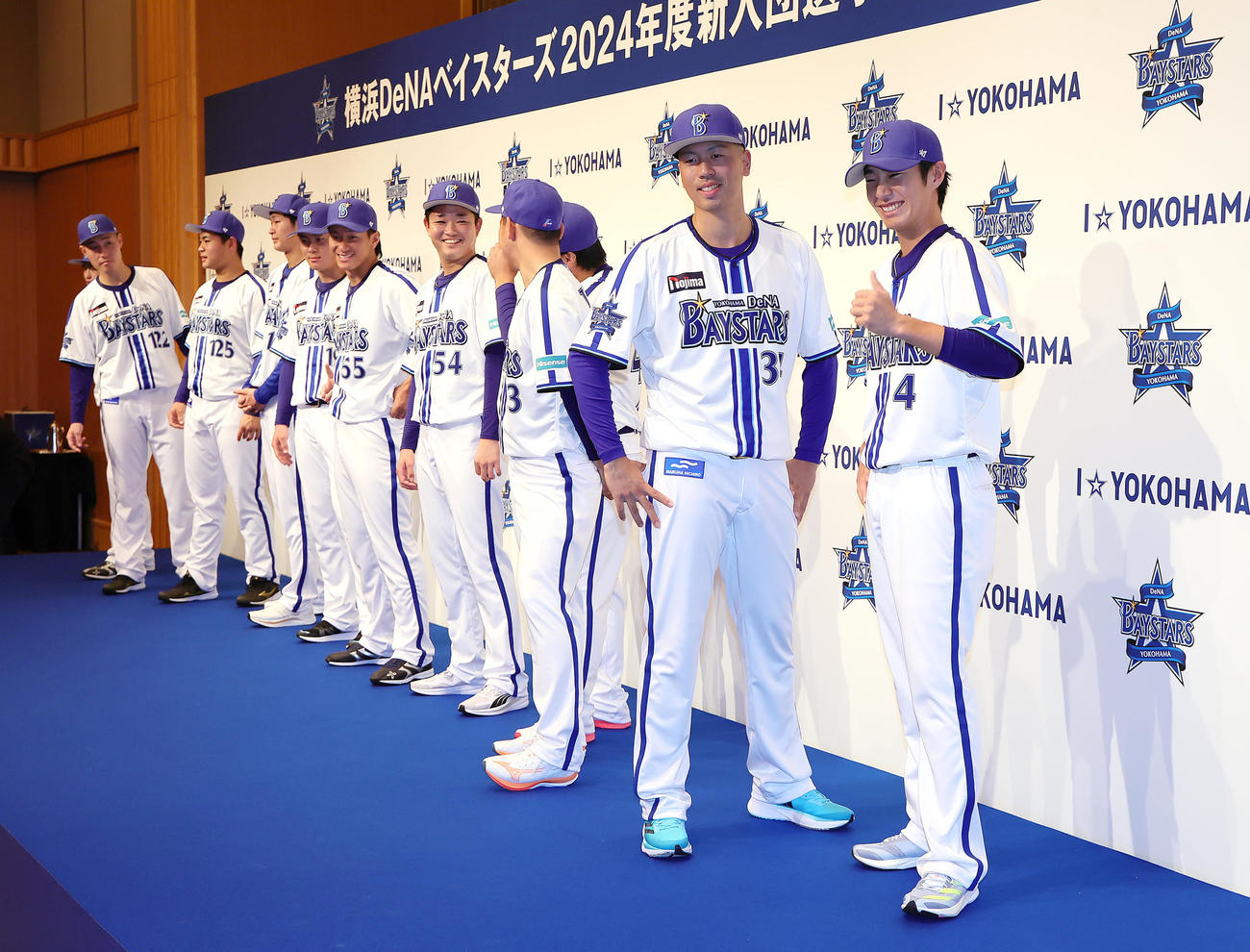 DeNA新入団選手発表会で壇上で笑顔を見せる、右からドラフト1位度会、同2位名城大・松本（撮影・足立雅史）