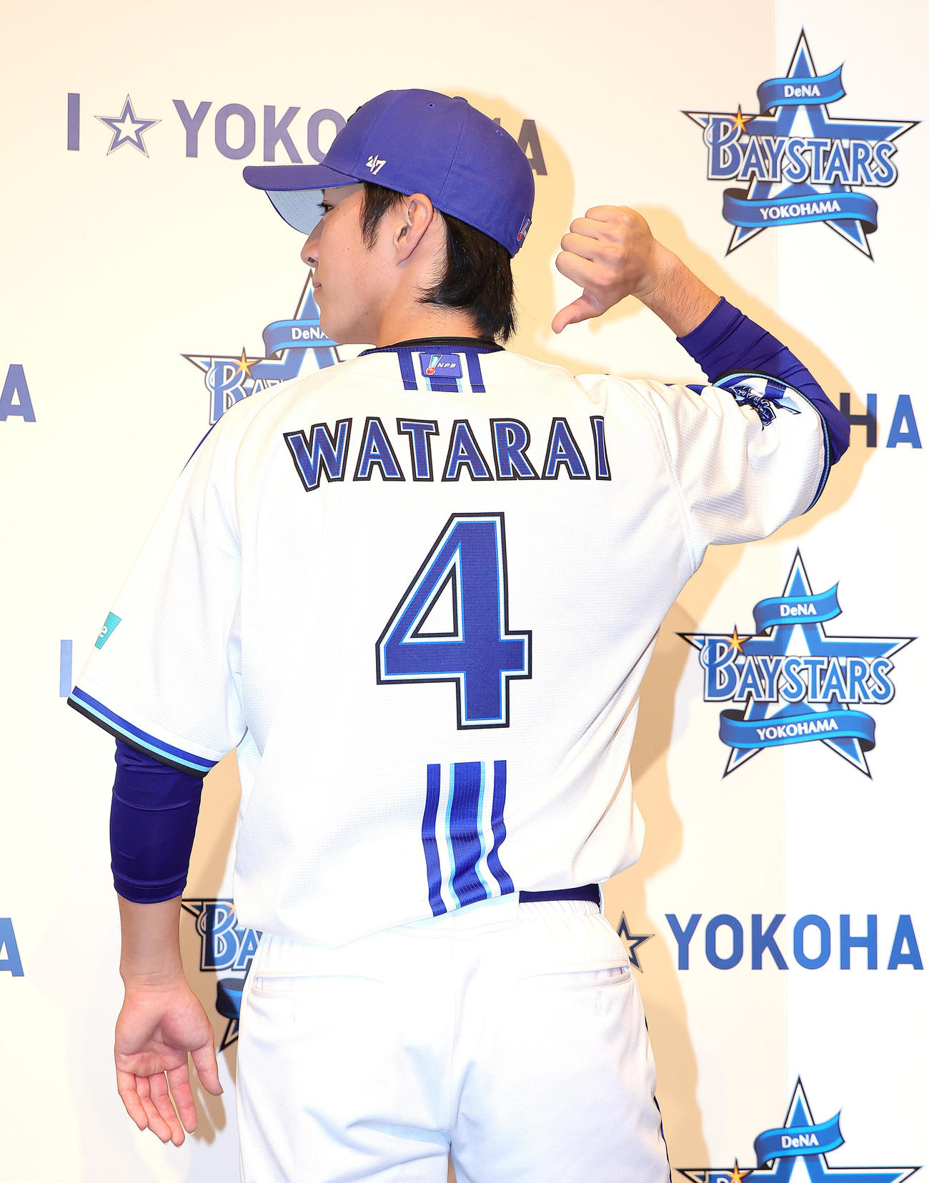DeNA新入団選手発表会で背番号4を披露するENEOS・度会（撮影・足立雅史）