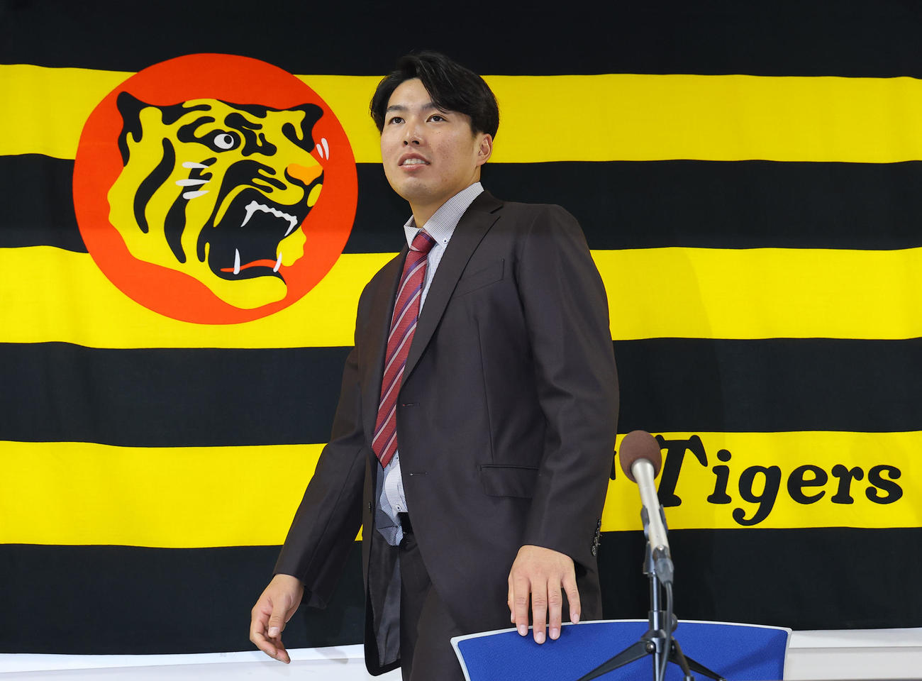 契約更改を終え席を立つ阪神馬場（撮影・藤尾明華）