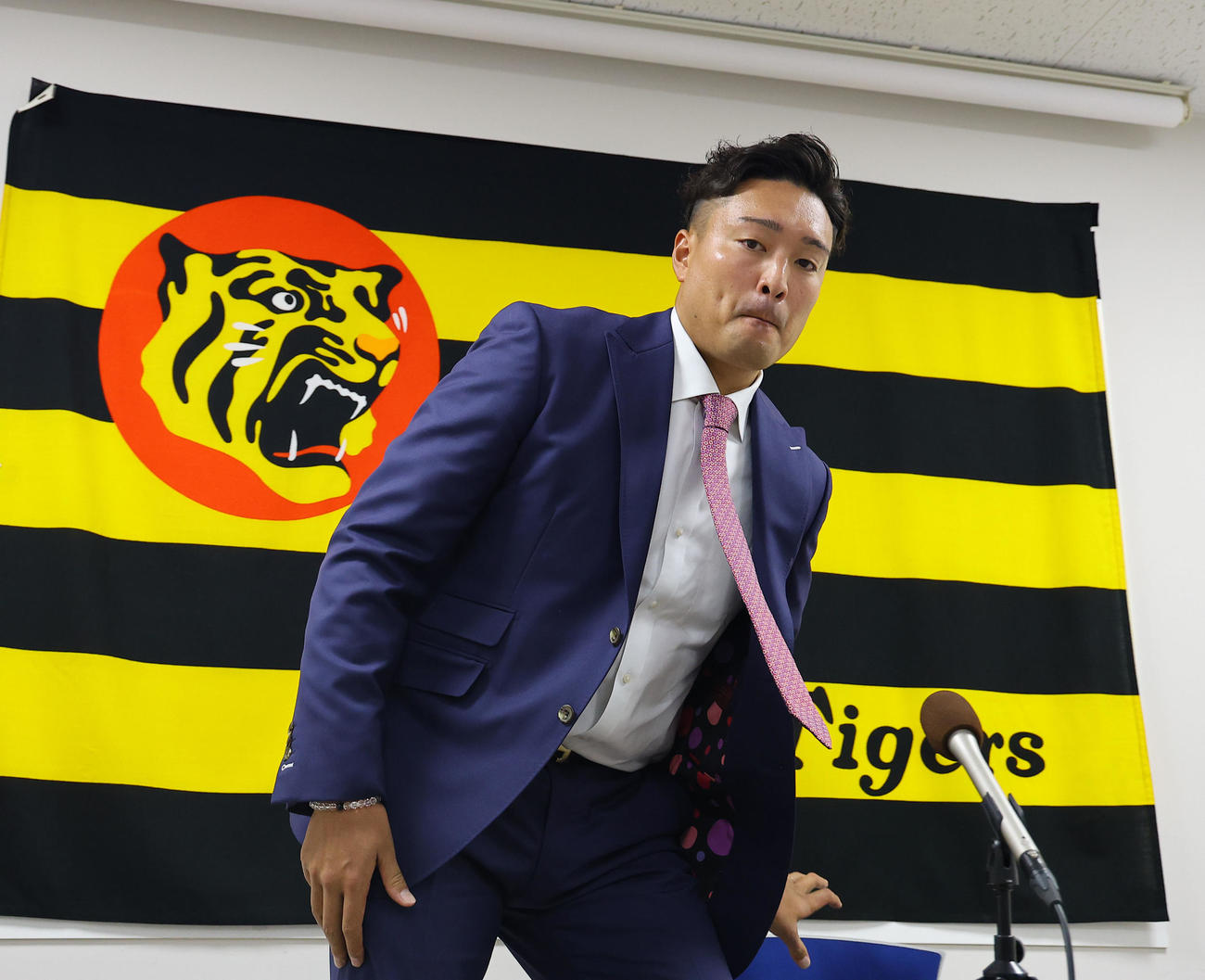 契約更改を終え席を立つ阪神秋山（撮影・藤尾明華）