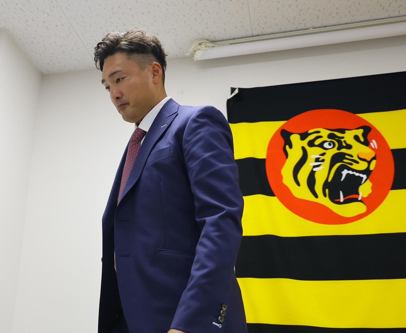 契約更改を終え席を立つ阪神秋山（撮影・藤尾明華）