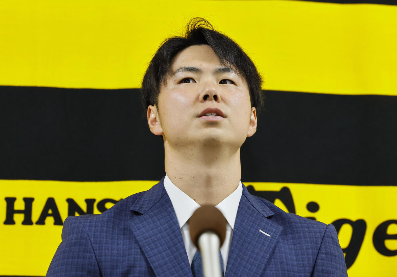契約更改を終え、記者会見する阪神浜地真（撮影・藤尾明華）