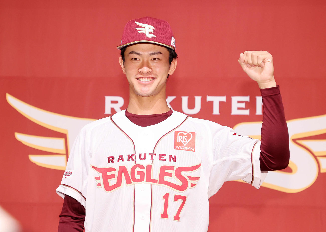 ユニホームでガッツポーズする楽天ドラフト1位の古謝樹（撮影・鈴木正人）