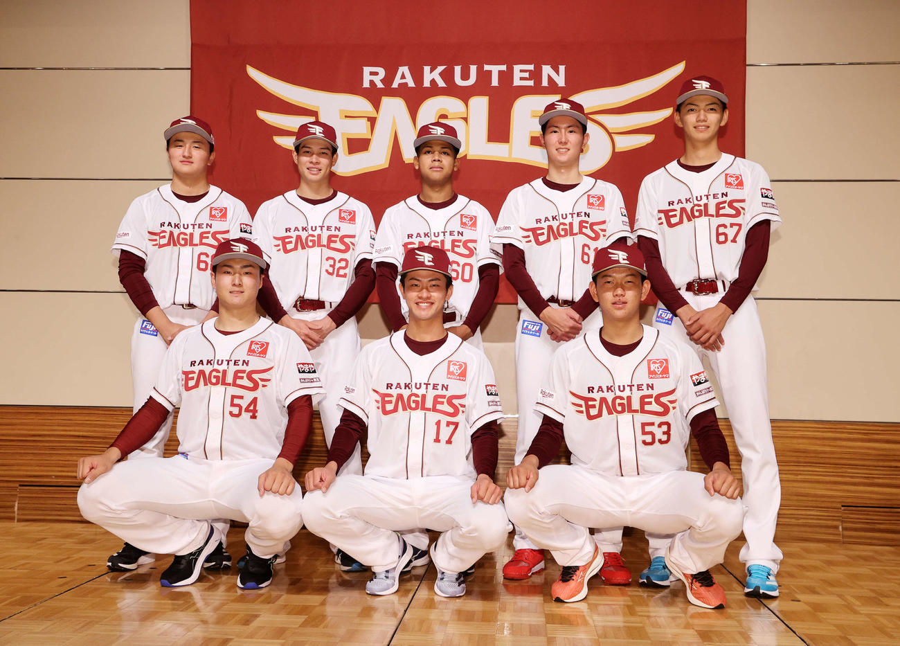 新入団した楽天の選手たち。前列左から日当、古謝、坂井、後列左から青野、中島、ワォーターズ璃海、松田、大内（撮影・鈴木正人）