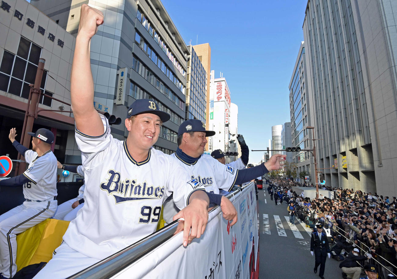沿道のファンに向けてラオウポーズを見せるオリックス杉本（代表撮影）