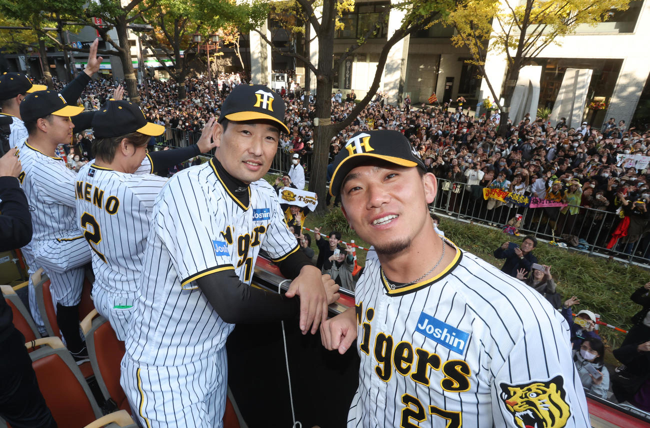 大阪・御堂筋での優勝パレードで、記念撮影に納まる（右から）阪神伊藤将、岩崎（代表撮影）