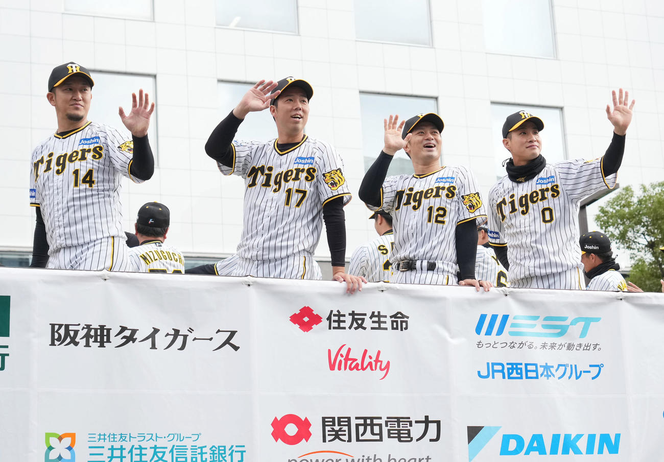 詰めかけたファンに手を振る（手前・左から）岩貞、青柳、坂本、木浪（撮影・森本幸一）