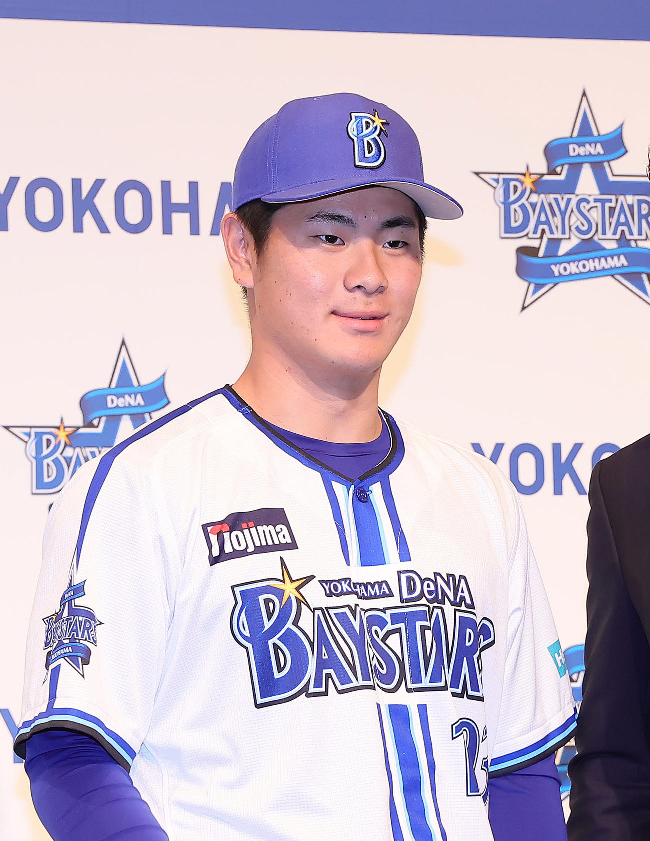 DeNA新入団選手発表会に臨んだ育成1位高見沢（撮影・足立雅史）