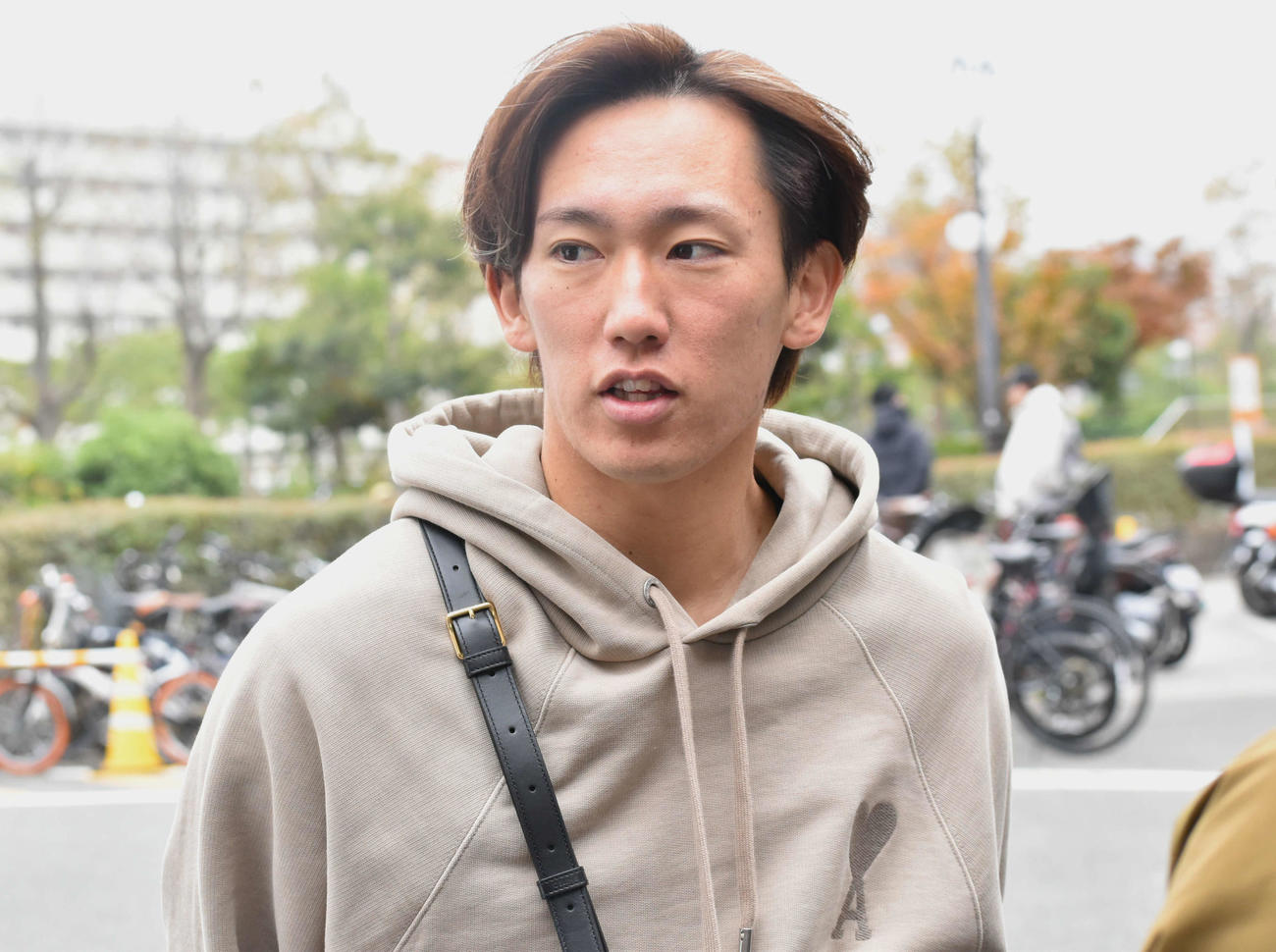 囲み取材を受ける大津（撮影・只松憲）
