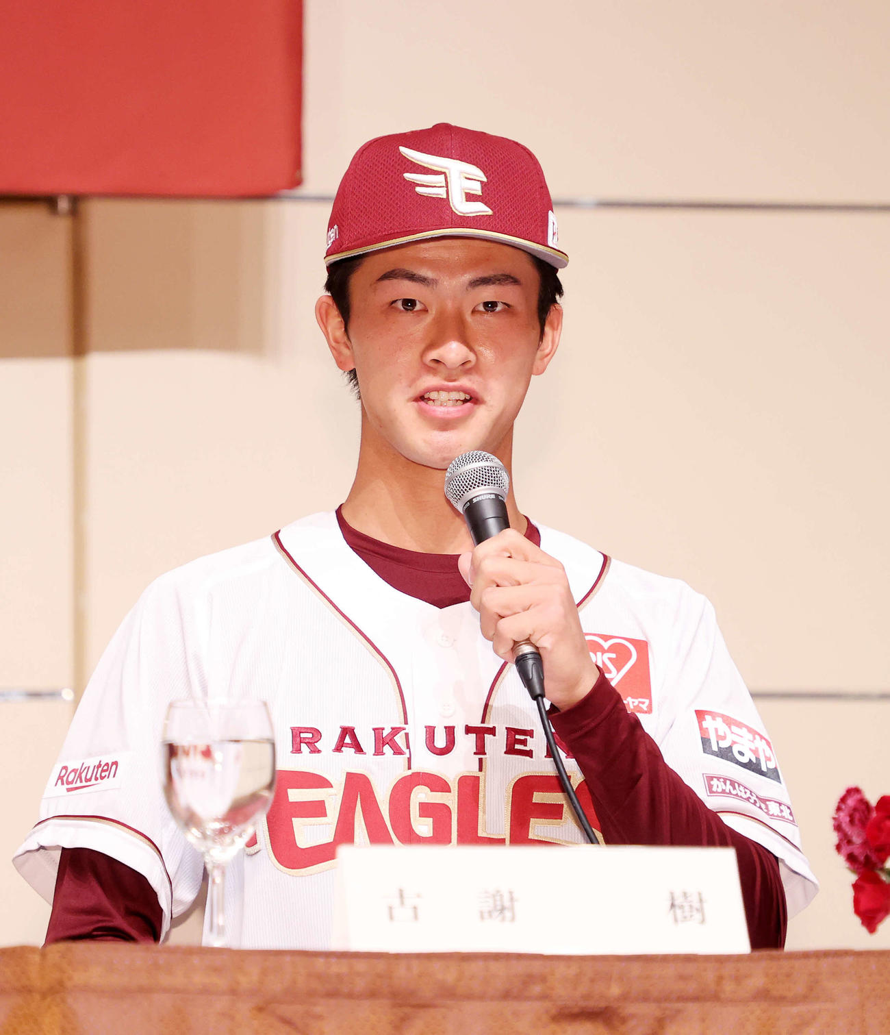 新入団選手会見に臨む楽天ドラフト1位の小謝（撮影・鈴木正人）