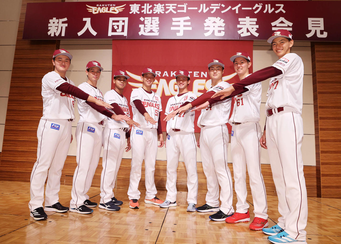 新入団した楽天の選手たち。左から青野、中島、ワォーターズ璃海、坂井、古謝、日当、松田、大内（撮影・鈴木正人）