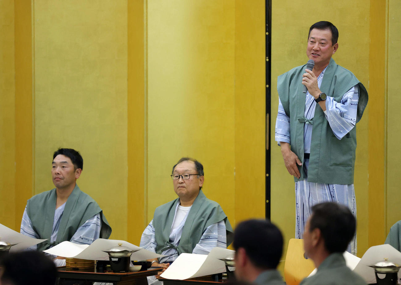 納会であいさつをする巨人原前監督（右）