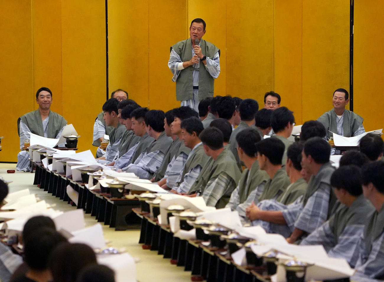 「1年間ご苦労様」納会の冒頭であいさつをする巨人原辰徳前監督
