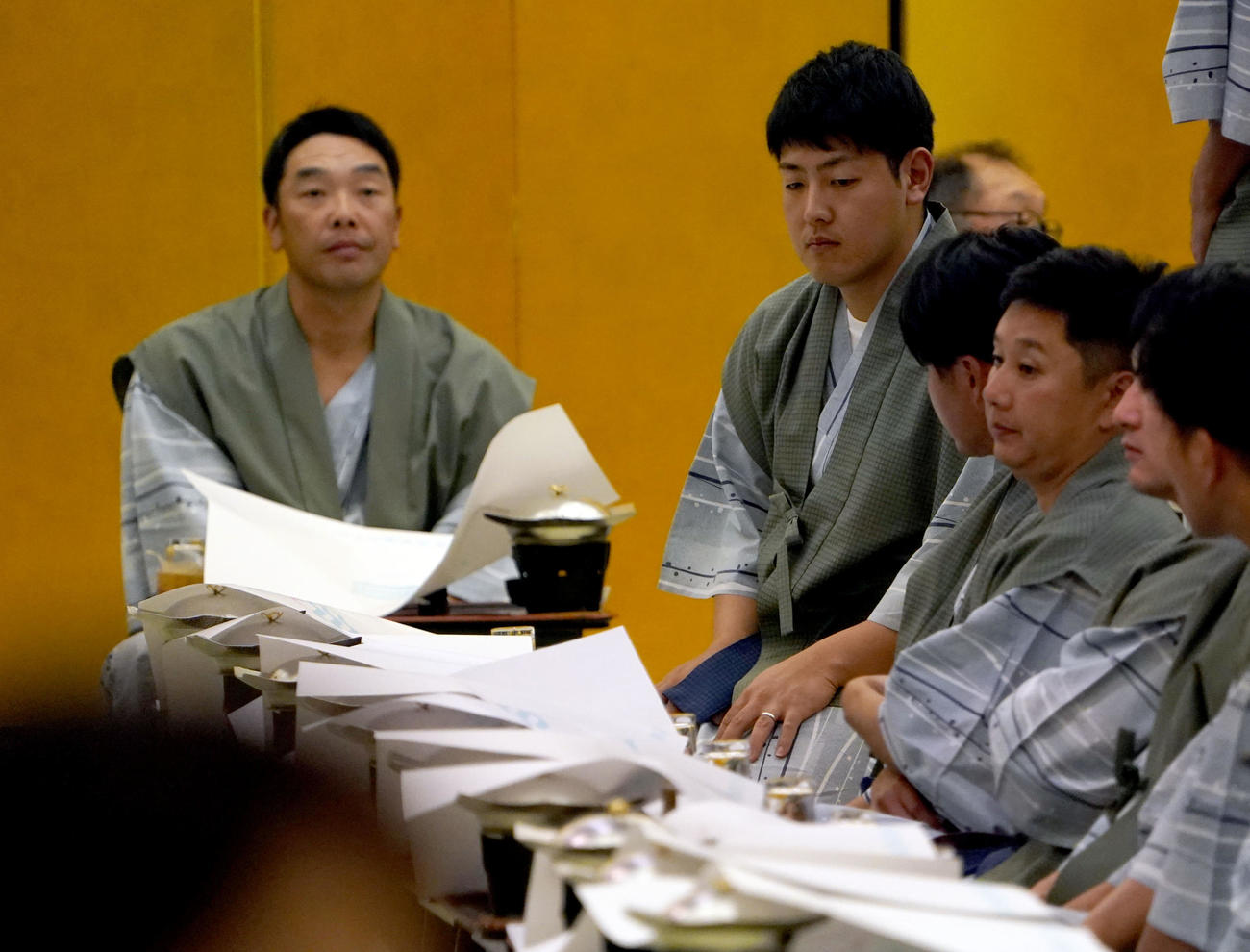 納会に出席した巨人岡本和。後方は阿部監督