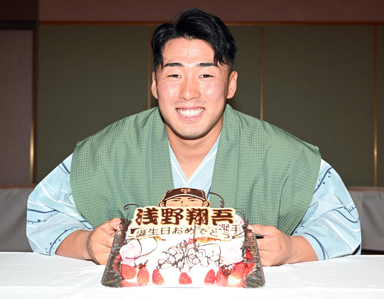 この日19歳の誕生日を迎え、ケーキを前に笑顔の巨人浅野（撮影・たえ見朱実）