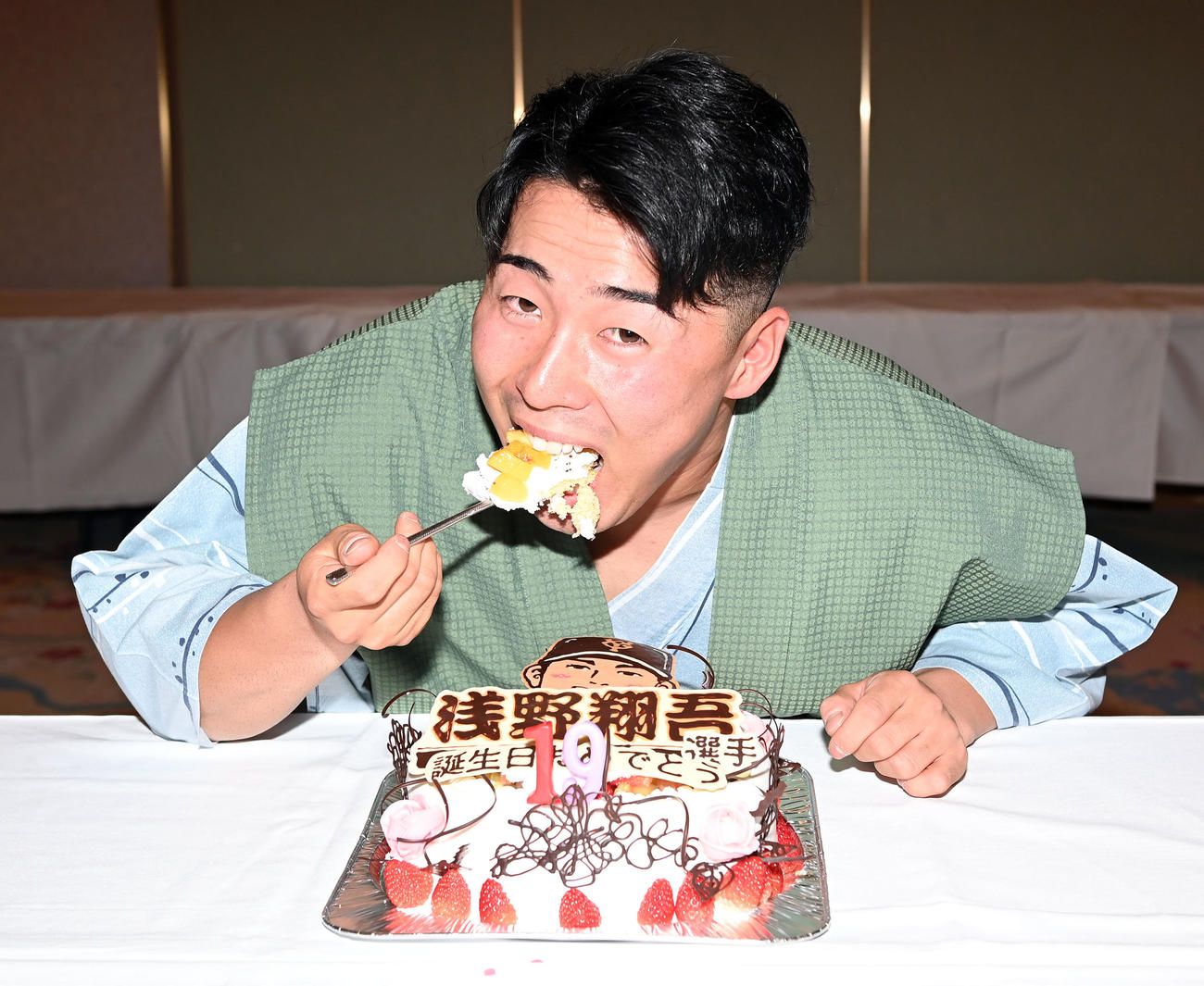この日19歳の誕生日を迎え、笑顔でケーキを口にする巨人浅野翔（撮影・たえ見朱実）
