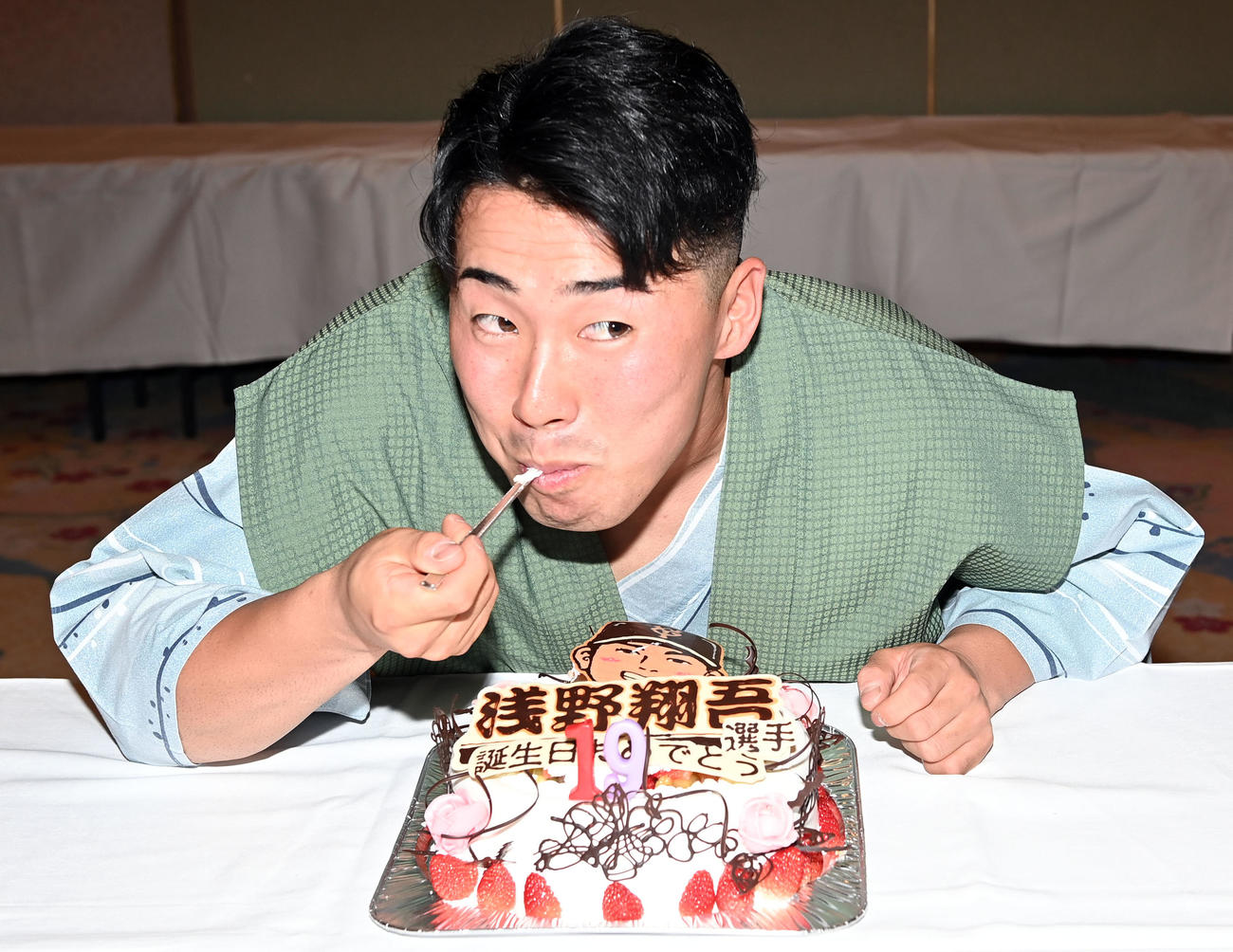 この日19歳の誕生日を迎え、笑顔でケーキを口にする巨人浅野翔（撮影・たえ見朱実）