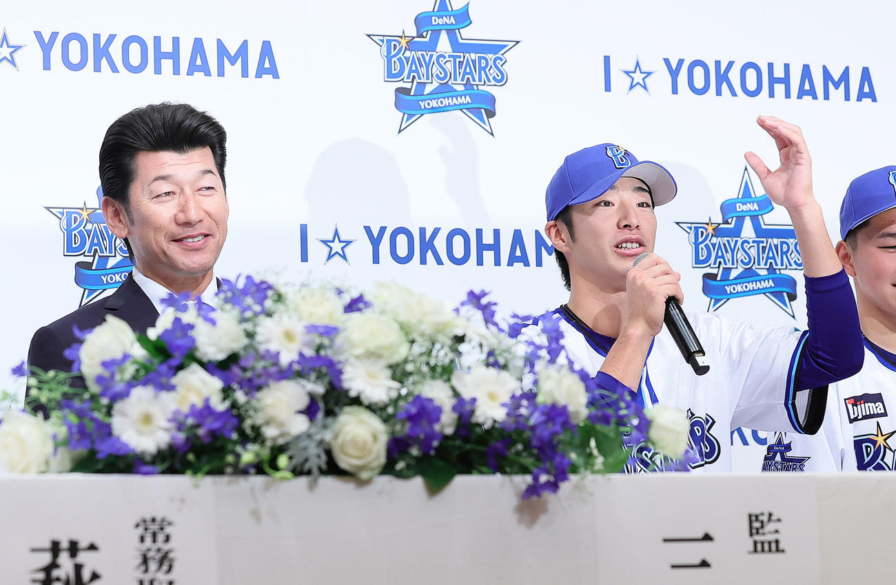 DeNA新入団選手発表会で意気込みを語るドラフト1位度会（右）。左は三浦監督（撮影・足立雅史）