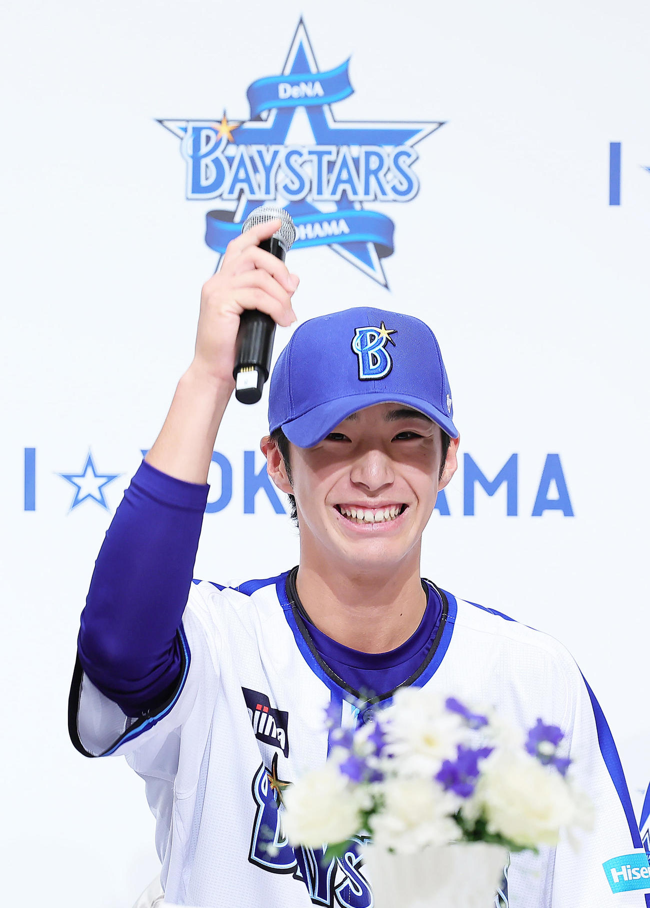 DeNA新入団選手発表会で笑顔を見せるドラフト1位度会（撮影・足立雅史）